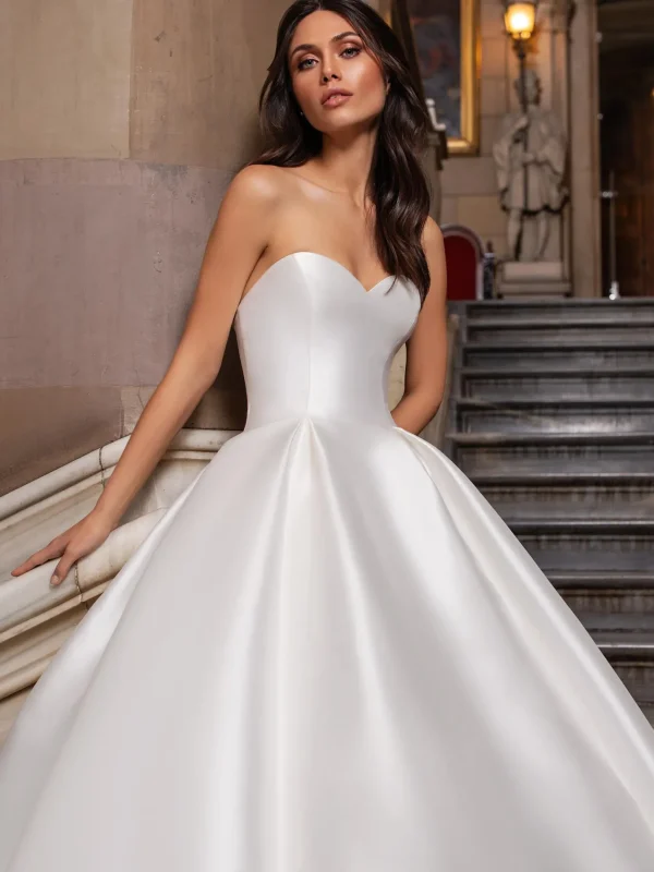 PRONOVIAS - CLOSE